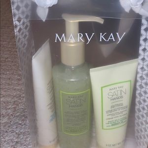 New! Mary Kay satin hands set